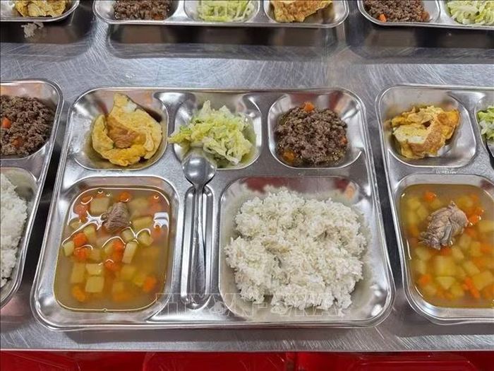 Khẩu phần ăn của học sinh luôn đảm bảo chất lượng dinh dưỡng để trẻ có đủ năng lượng cho ngày dài học tập.
