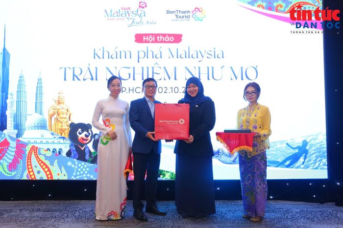 Bà Amirah Nadiah Mazlan, Giám đốc Cục Xúc tiến Du lịch Malaysia tại Việt Nam (thứ 2 từ bìa phải vào) tặng quà lưu niệm cho đối tác Việt Nam.