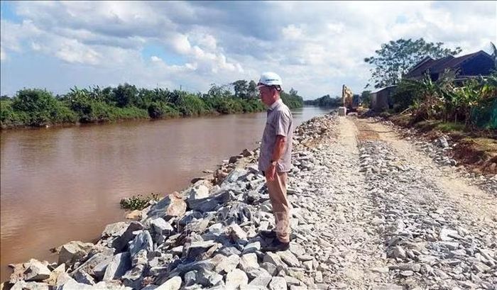 Xây dựng kè chống sạt lở sông Vĩnh Định đoạn qua xã Triệu Bình.