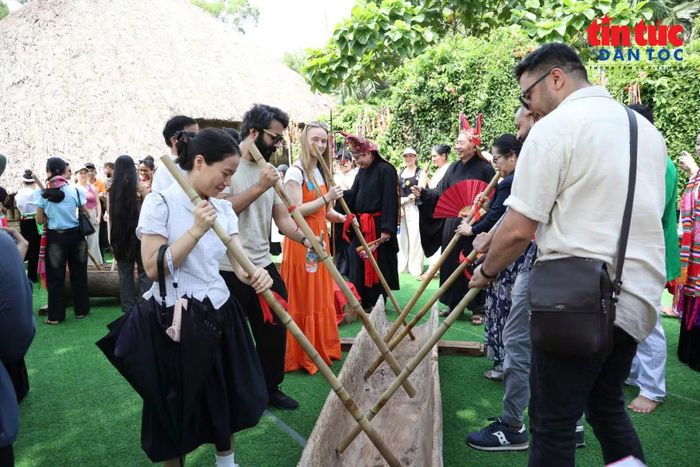 Không gian sinh hoạt truyền thống thu hút sự quan tâm của đông đảo du khách.