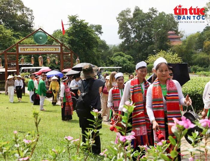 Không gian trải nghiệm tại khu vực Làng Mường đón đoàn khách quốc tế.