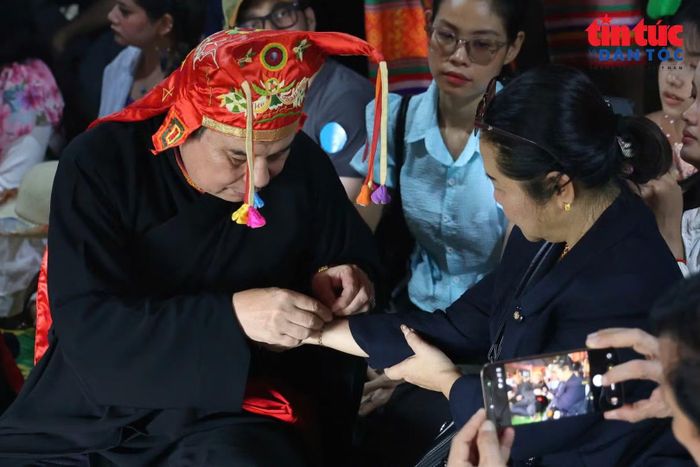 Du khách chăm chú theo dõi và ghi lại các nghi thức sinh hoạt văn hóa truyền thống.