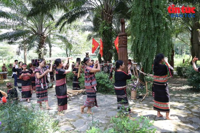 Không gian biểu diễn cồng chiêng và các hoạt động văn hóa thu hút sự quan tâm của đoàn đại biểu.