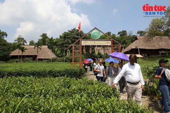 Du khách tản bộ tham quan không gian thiên nhiên và kiến trúc nhà của đồng bào các dân tộc thiểu số.