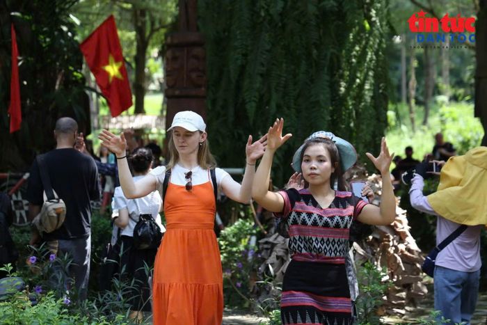 Du khách tham gia điệu múa truyền thống dưới sự hướng dẫn của đồng bào địa phương.
