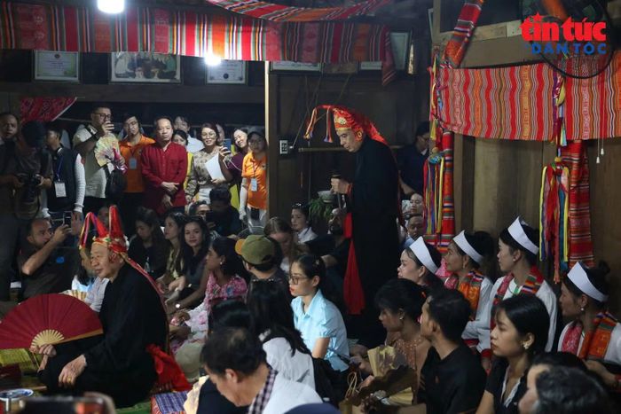 Đồng bào dân tộc trong trang phục truyền thống đón tiếp đoàn đại biểu.