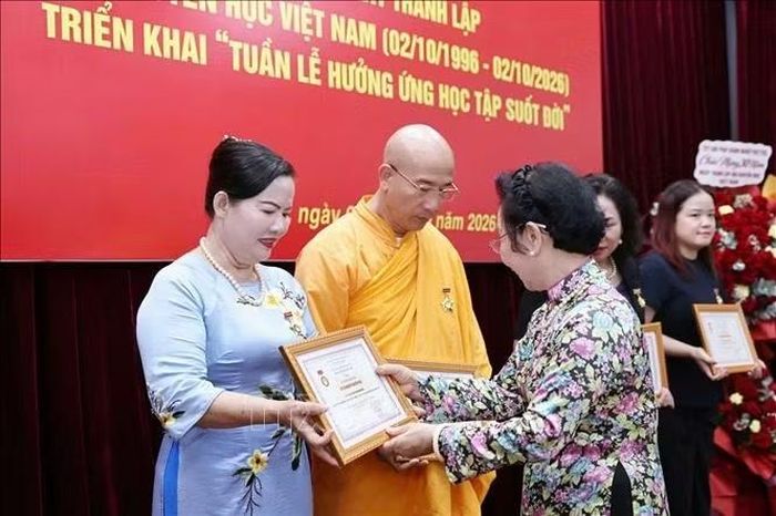Trao Kỷ niệm chương "Vì sự nghiệp khuyến học" cho các cá nhân. Ảnh: Thanh Tùng/TTXVN