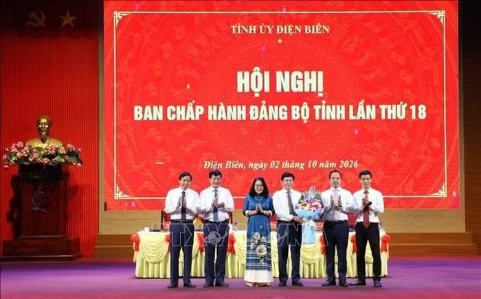 Thường trực Tỉnh ủy Điện Biên tặng hoa chúc mừng Đảng ủy MTTQ, các đoàn thể tỉnh nhiệm kỳ 2025 - 2030.