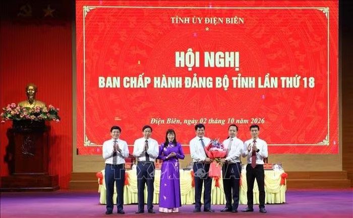 Thường trực Tỉnh ủy Điện Biên tặng hoa chúc mừng Đảng ủy HĐND tỉnh nhiệm kỳ 2025 - 2030.