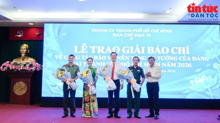 Các tác giả vui mừng khi được vinh danh tại lễ trao giải báo chí về bảo vệ nền tảng tư tưởng của Đảng.
