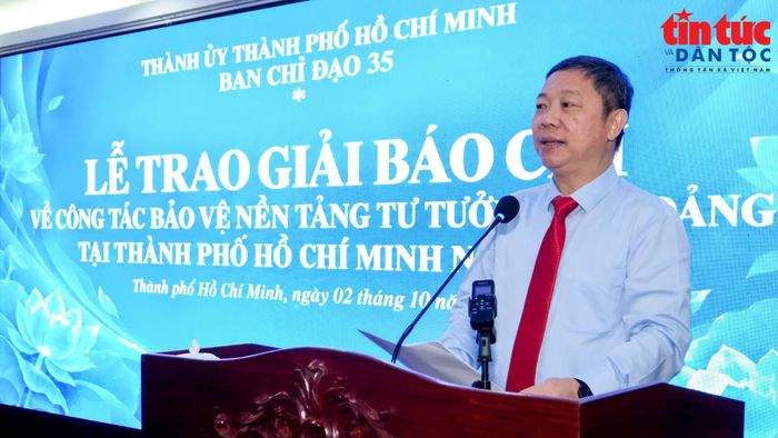 Ông Dương Anh Đức, Trưởng Ban Tuyên giáo Thành ủy TP Hồ Chí Minh, phát biểu về việc nâng cao chất lượng tác phẩm bảo vệ nền tảng tư tưởng của Đảng.