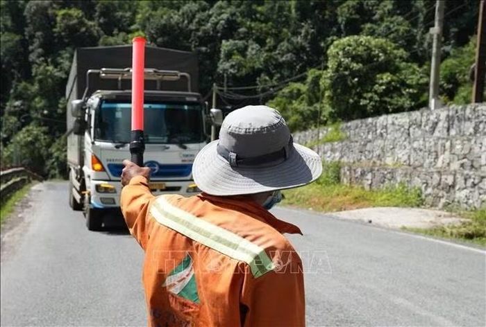 Đơn vị thi công điều tiết các phương tiện di chuyển luân phiên lên - xuống theo từng đợt đi qua các điểm thi công nhằm đảm bảo an toàn.