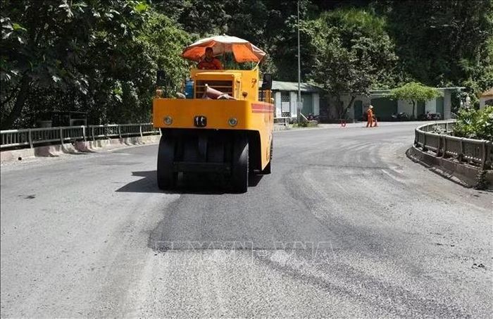 Việc thi công được thực hiện nhanh gọn, cuốn chiếu từ hướng đỉnh đèo Bảo Lộc xuống chân đèo (xã Đạ Huoai 2, Lâm Đồng).