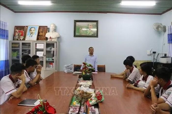 Họp Đội kiểm tra nền nếp của Trường THPT Cao Bá Quát, phường Tân An, tỉnh Đắk Lắk, nhằm chấn chỉnh, tăng cường nội quy học sinh không mang điện thoại vào lớp học.