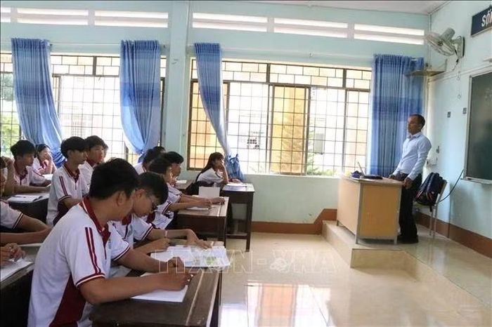 Giáo viên Trường THPT Cao Bá Quát hướng dẫn học sinh thực hiện nội quy về sử dụng điện thoại trong trường học.