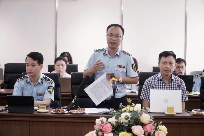 Lãnh đạo Chi cục Quản lý Thị trường Hà Nội báo cáo tại hội nghị.