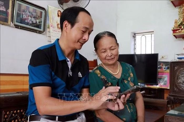 Người dân xã Quang Hưng, tỉnh Ninh Bình, hướng dẫn cho nhau các kỹ năng số.