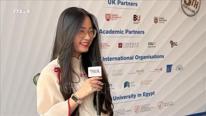 Bạn Nguyễn Phương Linh, nghiên cứu sinh tiến sĩ tại Đại học Kühne Logistics (Đức), đại diện cho Việt Nam tham gia Chương trình mô phỏng COP31 trả lời phỏng vấn Thông tấn xã Việt Nam.