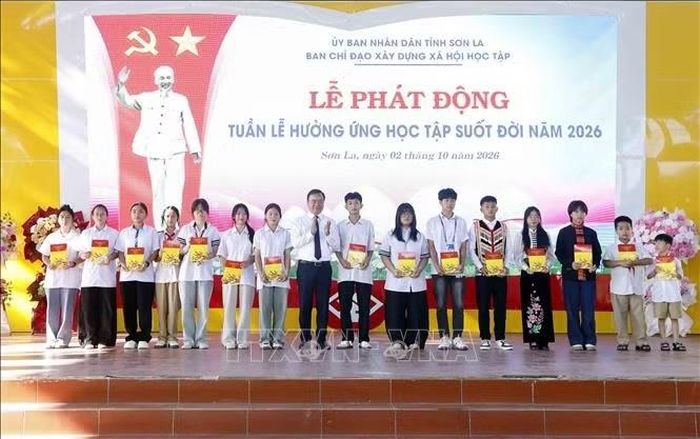 Phó Chủ tịch Thường trực UBND tỉnh Sơn La Hà Trung Chiến trao các suất học bổng Tô Hiệu cho học sinh có hoàn cảnh khó khăn vượt khó học giỏi trên địa bàn tỉnh Sơn La.