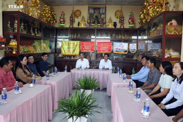 Đoàn công tác Thành ủy Cần Thơ thăm, chúc mừng Ban Quản trị Chùa Prek On Đớk (Cần Đước) nhân dịp lễ Sene Dolta 2026.