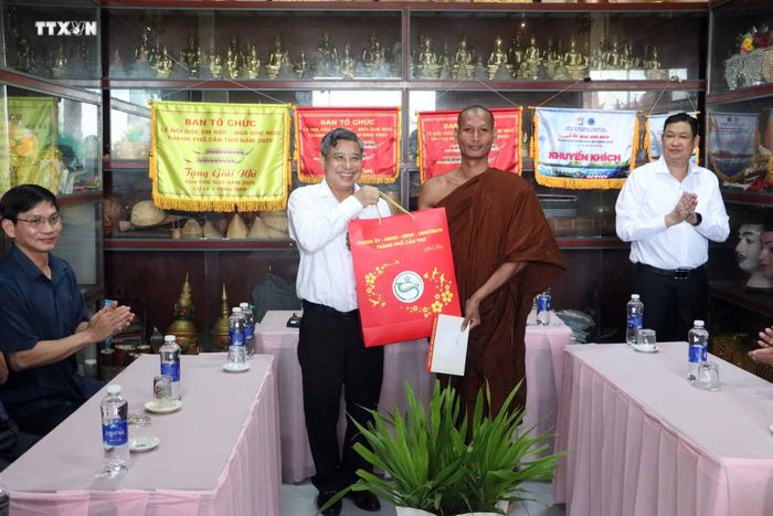 Phó Bí thư Thường trực Thành ủy Cần Thơ Đồng Văn Thanh trao quà tặng Chùa Prek On Đớk nhân dịp lễ Sene Dolta 2026.