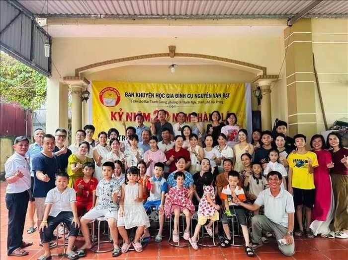 Đại gia đình các con, cháu, chắt của cụ Nguyễn Văn Đạt sum vầy dịp Tuyên dương, khen thưởng đầu năm học mới nhân kỷ niệm 20 năm thành lập Ban khuyến học gia đình. Ảnh: TTXVN phát
