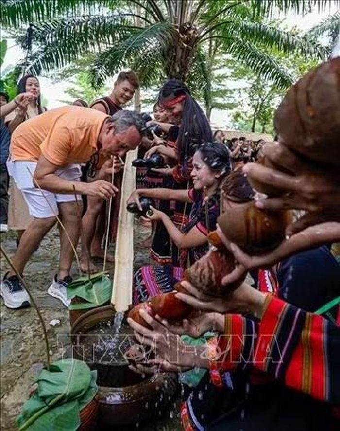 Đoàn đại biểu tìm hiểu và trải nghiệm không gian văn hóa dân tộc Tà Ôi. Ảnh: Khánh Hoà/TTXVN