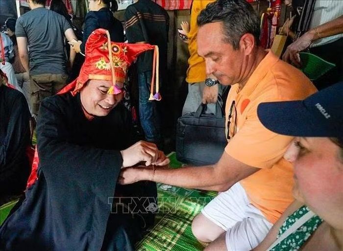 Những chiếc vòng may mắn được đồng bào Mường trao tặng các đại biểu như một lời chúc tốt đẹp. Ảnh: Khánh Hoà/TTXVN