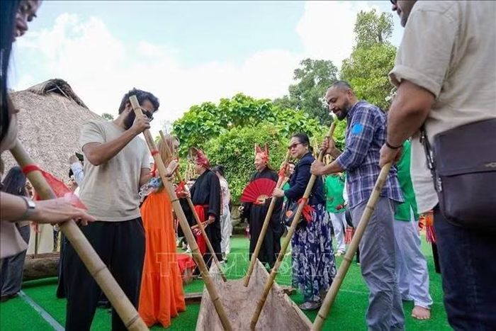 Các đại biểu tìm hiểu không gian nhà ở, phong tục, tập quán của người Mường. Ảnh: Khánh Hoà/TTXVN