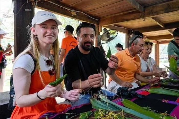 Đoàn đại biểu tìm hiểu và trải nghiệm không gian văn hóa dân tộc Tà Ôi. Ảnh: Khánh Hoà /TTXVN