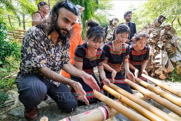 Đại biểu quốc tế trải nghiệm không gian văn hóa Tây Nguyên. Ảnh: Khánh Hoà/TTXVN