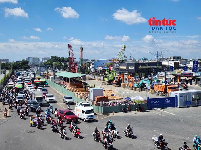 Nhà ga Phạm Văn Bạch đang được thi công tường vây.