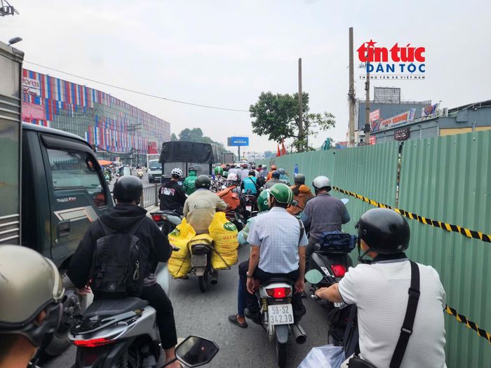 Một phần đường Trường Chinh tại ga ngầm ST9 (Bà Quẹo) được rào chắn để phục vụ thi công.