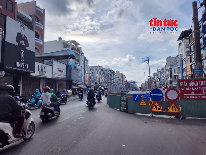 Nhà ga Phạm Văn Hai được rào chắn để thi công.