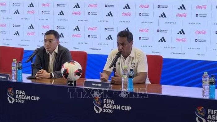 HLV trưởng đội tuyển Pakistan trả lời báo giới tại họp báo sau trận đấu. Ảnh: Minh Thái/PV TTXVN tại Indonesia