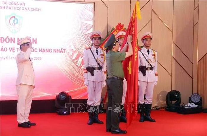 Đại tướng Lương Tam Quang, Bộ trưởng Bộ Công an gắn Huân chương Bảo vệ Tổ quốc hạng Nhất tặng Cục Cảnh sát PCCC và CNCH. Ảnh: Phạm Kiên/TTXVN
