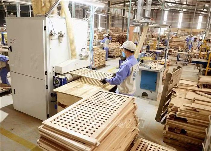 Sản xuất đồ gỗ tại Công ty Triệu Phú Lộc (Bình Dương). Ảnh tư liệu, minh họa: TTXVN