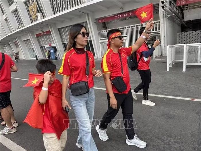 Các cổ động viên bay từ Việt Nam sang Jakarta để cổ vũ đội tuyển nước nhà trong trận đấu với Pakistan tại sân Gelora Bung Karno chiều 2/10.