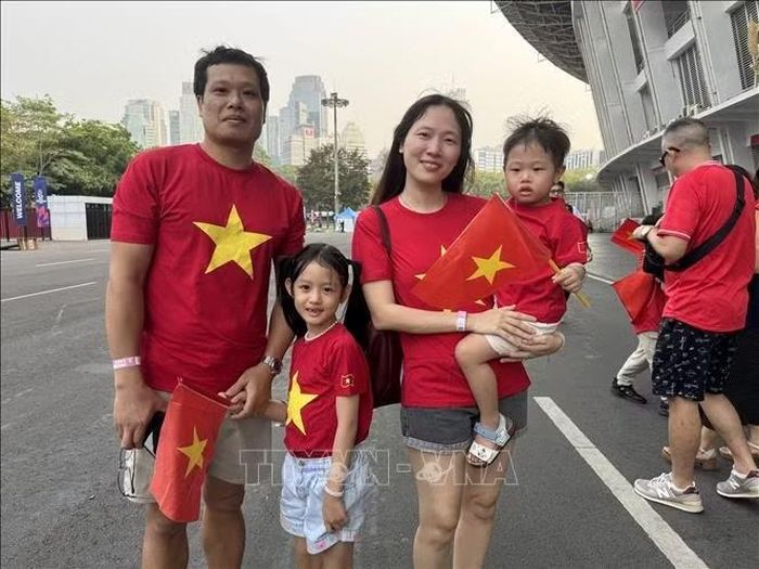 Cổ động viên Việt Nam đưa cả gia đình tới sân Gelora Bung Karno để cổ vũ cho đội tuyển Việt Nam.