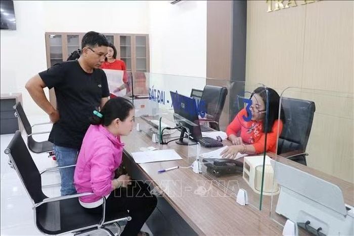 Người dân đến làm thủ tục hành chính tại Trung tâm phục vụ hành chính công phường Phan Rang, tỉnh Khánh Hòa. Ảnh minh họa: Nguyễn Thành/TTXVN