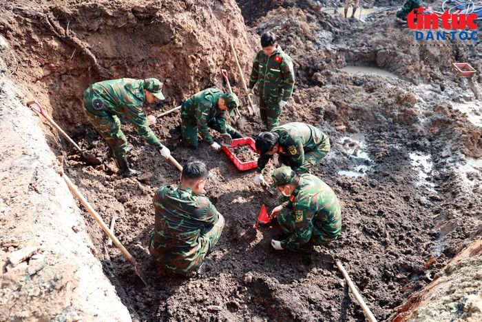 Lực lượng tham gia tìm kiếm hài cốt liệt sĩ tại khu B, Công viên Lê Thị Riêng.