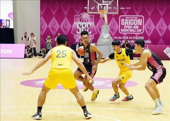 Tình huống tranh chấp bóng giữa các cầu thủ Tsunami Dreamers và The Baller Club (Áo vàng) tại Giải bóng rổ Saigon Pro-Am Basketball Cup 2026.