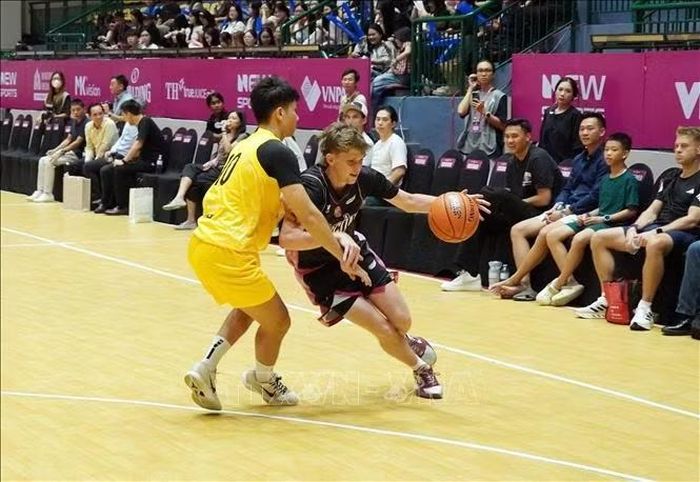 Tình huống tranh chấp bóng giữa các cầu thủ Tsunami Dreamers và The Baller Club (Áo vàng) tại Giải bóng rổ Saigon Pro-Am Basketball Cup 2026.