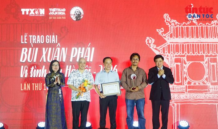 Vở cải lương “Người con gái Hà Thành” của Nhà hát Cải lương Hà Nội vinh dự được trao giải Tác phẩm tại Giải thưởng Bùi Xuân Phái - Vì tình yêu Hà Nội lần thứ 19.