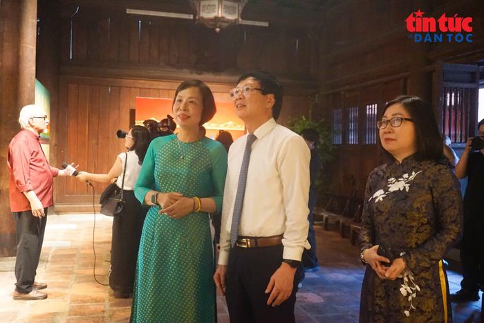 Các đại biểu tham quan các bức tranh sơn mài về cầu Long Biên của họa sĩ Thành Chương.