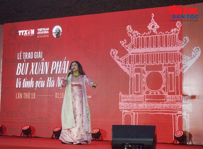 Nghệ sĩ Thanh Lam biểu diễn tại Lễ trao giải thưởng.