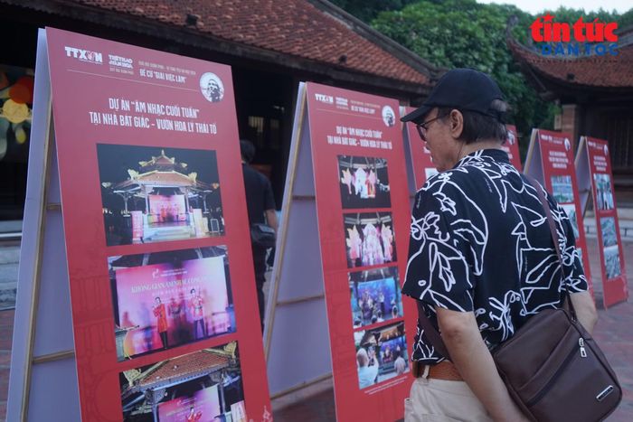 Khán giả tìm hiểu các đề cử tại lễ trao giải thưởng.