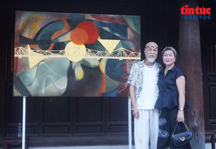 Công chúng chụp ảnh lưu niệm tại Lễ trao giải.