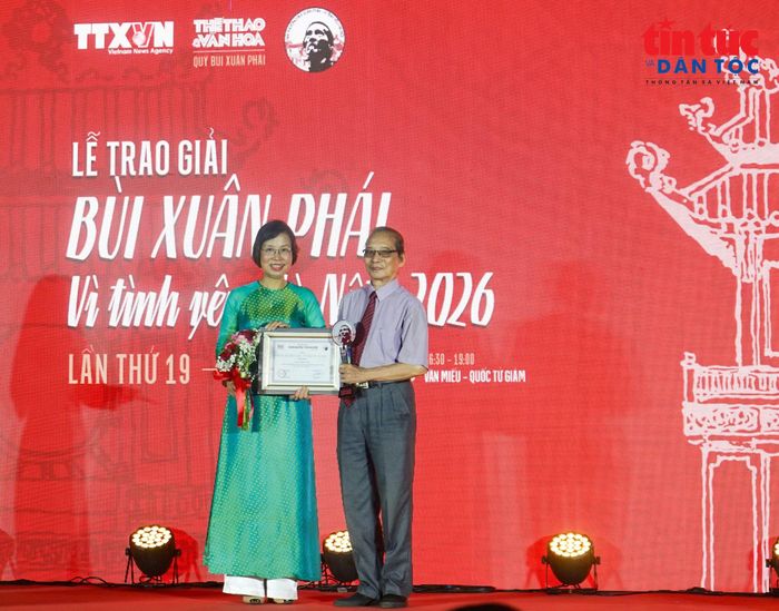 Tổng Giám đốc TTXVN Vũ Việt Trang trao Giải thưởng Lớn của Giải thưởng Bùi Xuân Phái - Vì tình yêu Hà Nội lần thứ 19 cho nhà thơ Bằng Việt.