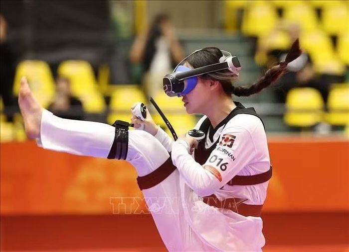 Võ sĩ Châu Ngọc Tuyết Sang thi đấu trong trận chung kết nội dung Taekwondo thực tế ảo tại ASIAD 2026, ngày 2/10/2026. Ảnh: THX/TTXVN phát